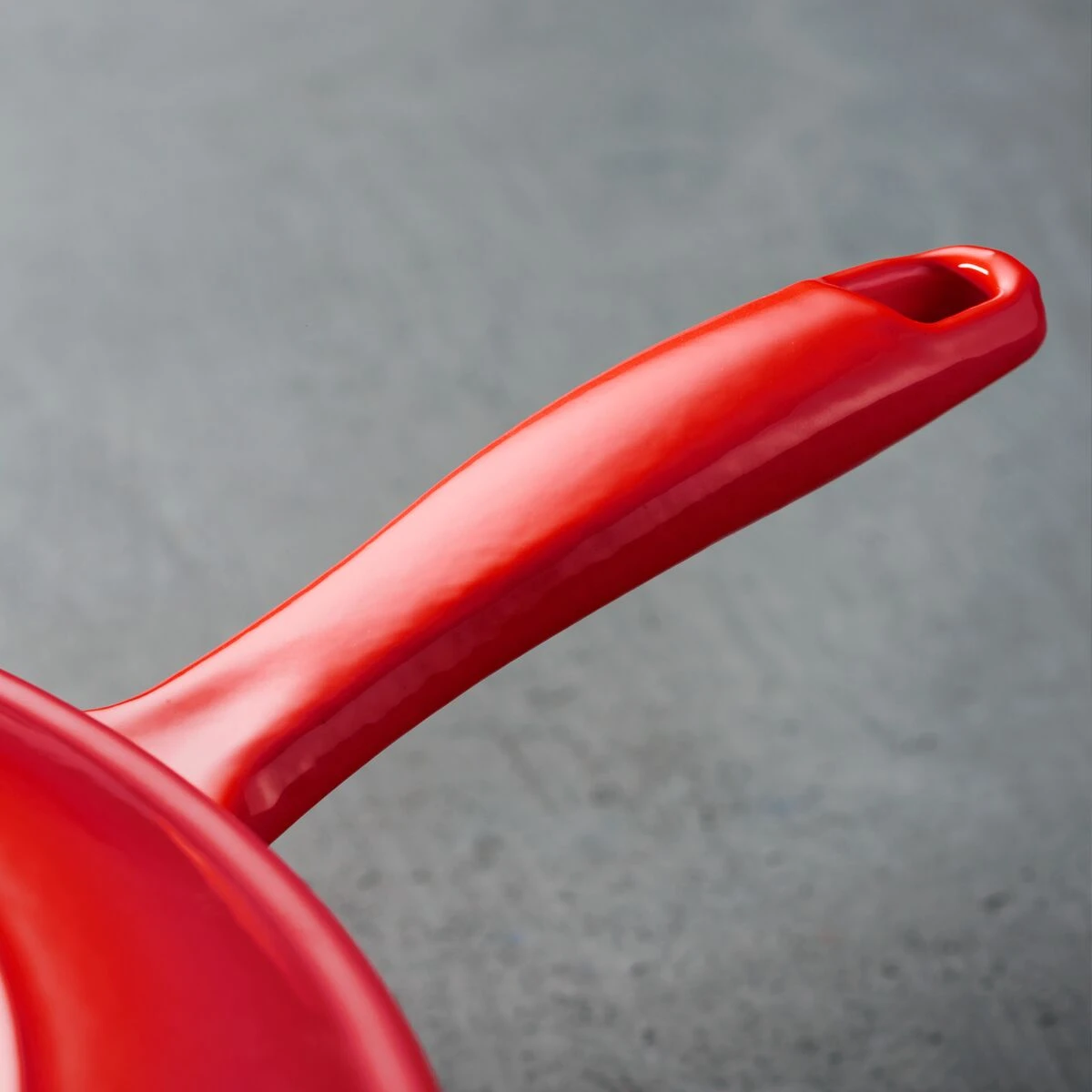 Tramontina 10 In Enameled Cast-Iron Series 1000 Skillet - Gradated Red 6 Tramontina 10 In Enameled Cast-Iron Series 1000 Skillet - Gradated Red - Image 4