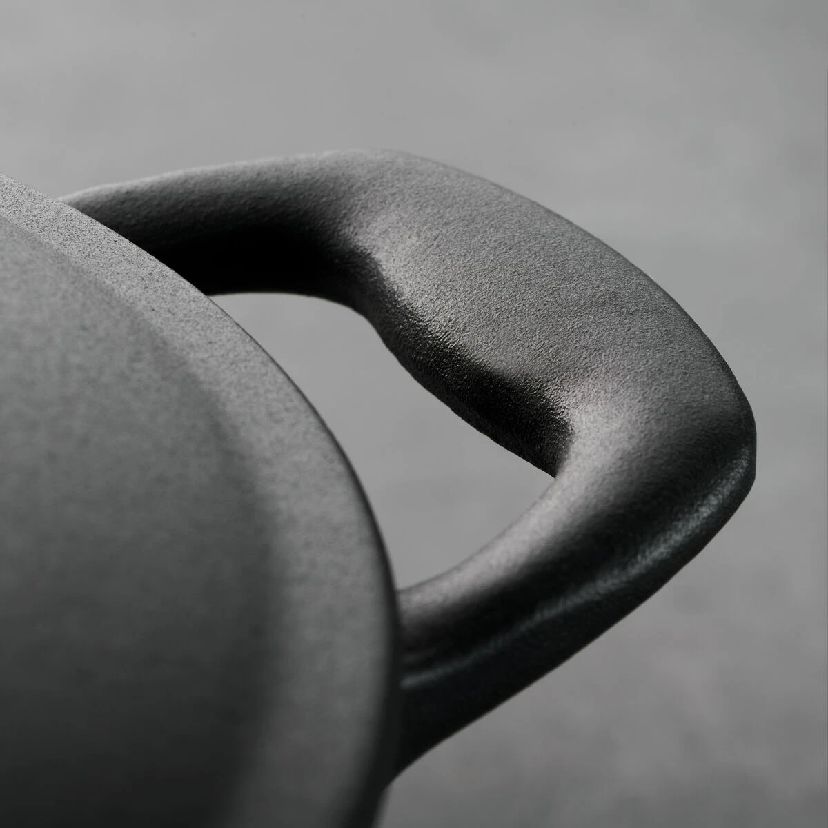 Tramontina 5.5 Qt Enameled Cast Iron Round Dutch Oven - Matte Black With Gold Stainless Steel Knob 6 Tramontina 5.5 Qt Enameled Cast Iron Round Dutch Oven - Matte Black With Gold Stainless Steel Knob - Image 4