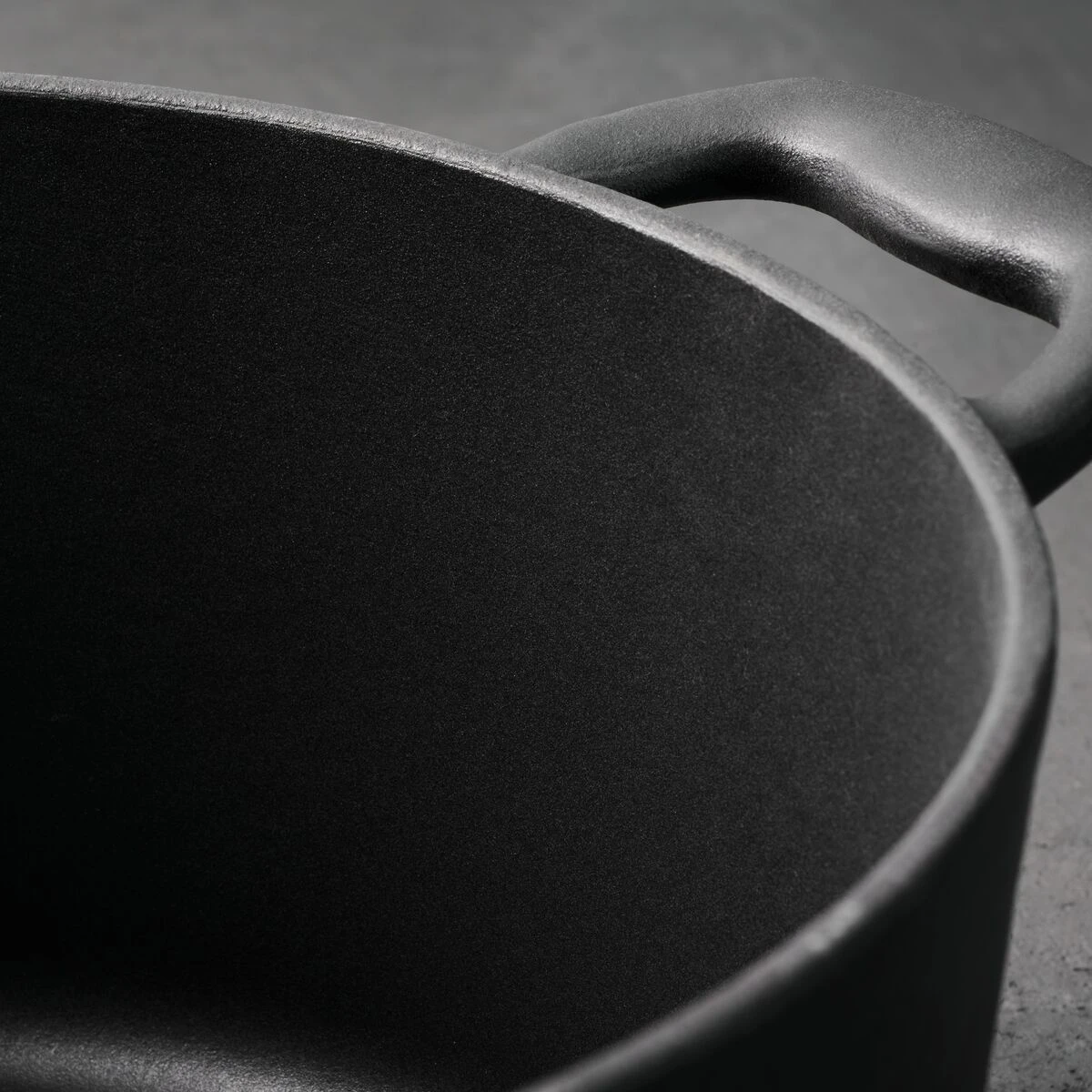 Tramontina 5.5 Qt Enameled Cast Iron Round Dutch Oven - Matte Black With Gold Stainless Steel Knob 5 Tramontina 5.5 Qt Enameled Cast Iron Round Dutch Oven - Matte Black With Gold Stainless Steel Knob - Image 3