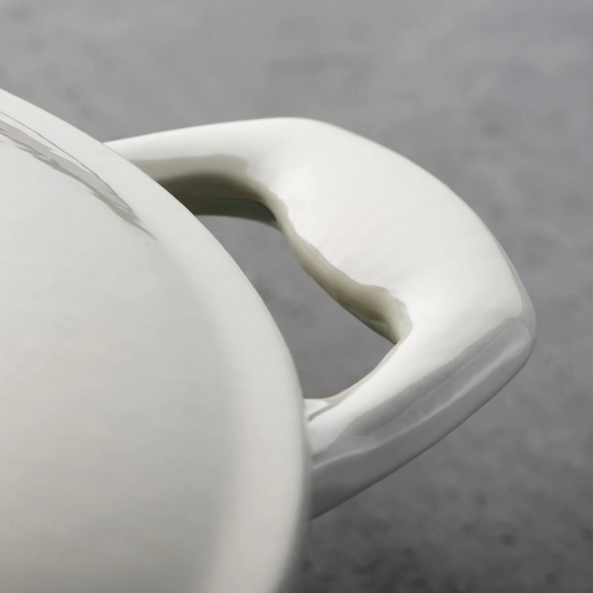 Tramontina 5.5 Qt Enameled Cast Iron Round Dutch Oven - Latte With Gold Stainless Steel Knob 7 Tramontina 5.5 Qt Enameled Cast Iron Round Dutch Oven - Latte With Gold Stainless Steel Knob - Image 5