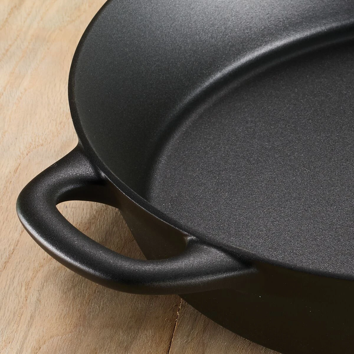 Tramontina 12.5" Cast Iron Covered Skillet Pre-Seasoned 5 Tramontina 12.5" Cast Iron Covered Skillet Pre-Seasoned - Image 3