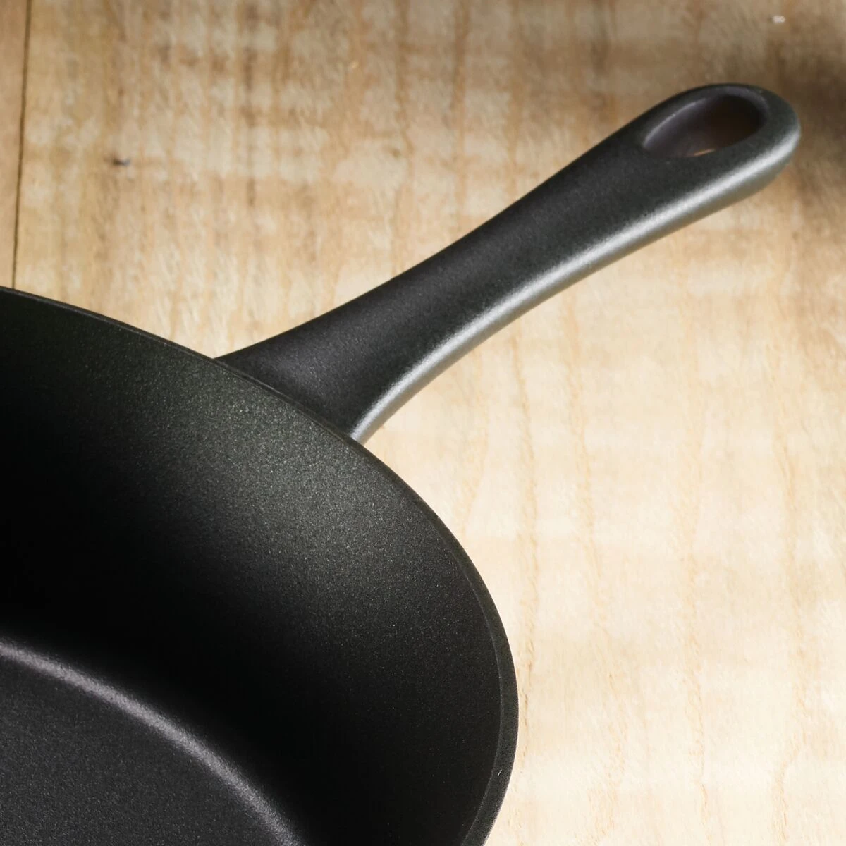 Tramontina 12.5" Cast Iron Covered Skillet Pre-Seasoned 4 Tramontina 12.5" Cast Iron Covered Skillet Pre-Seasoned - Image 2